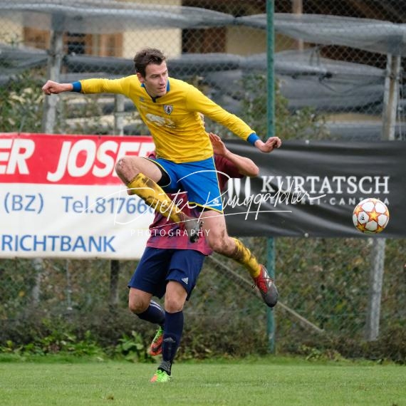 Fussball/ Landesliga: Weinstrasse Süd - Bruneck, 28.11.2021 (© Dieter Runggaldier)
